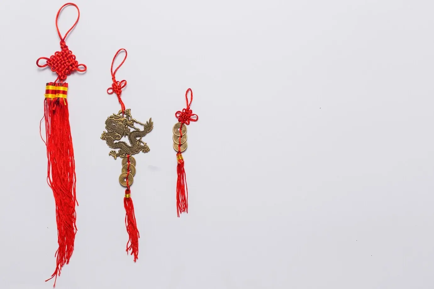 Три китайских украшения на белом фоне.