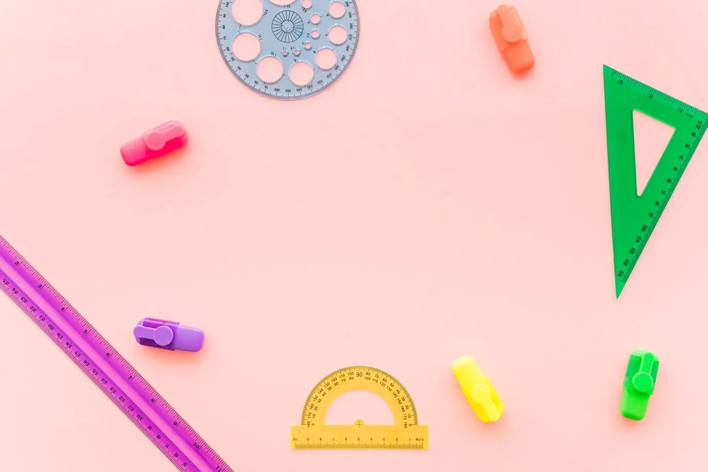 Концептуальное художественное изображение с геометрическими линейками